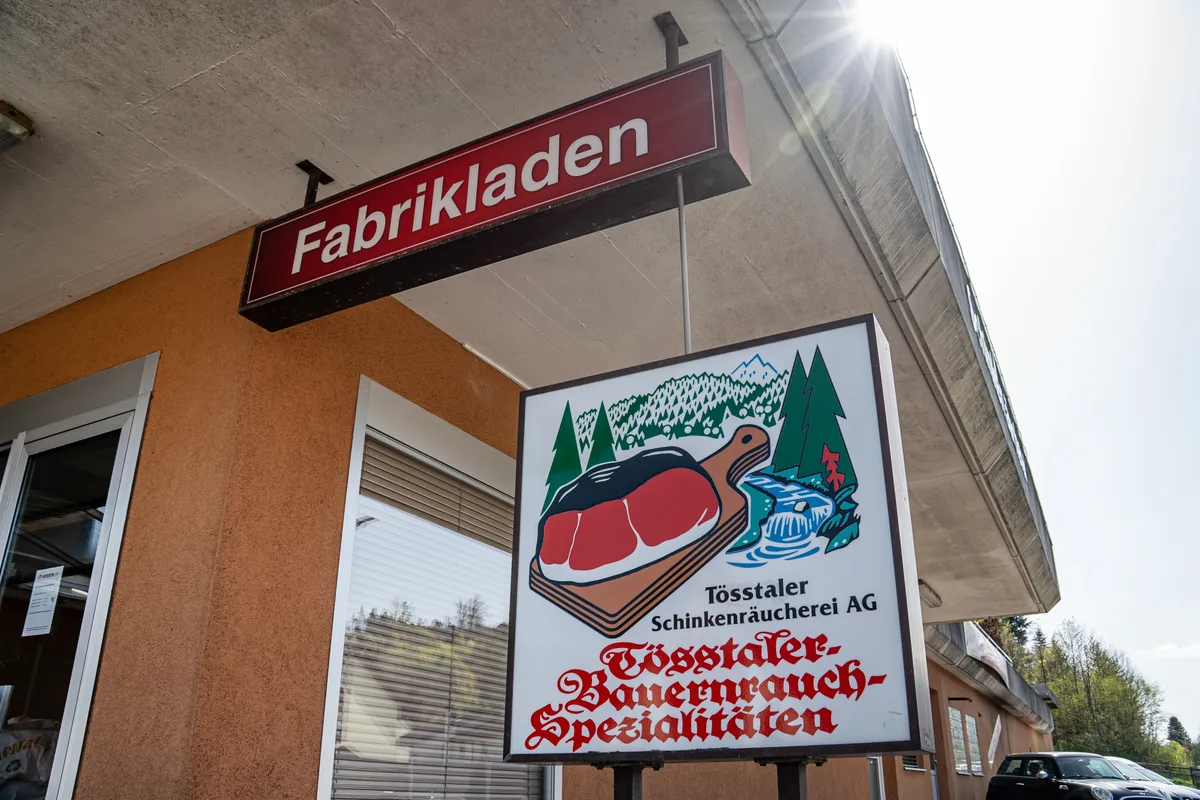 Der Fabrikladen und die Räucherei in Saland sind seit Ende Jahr geschlossen. Alte Räucherei in Saland, nicht mehr in Gebrauch.