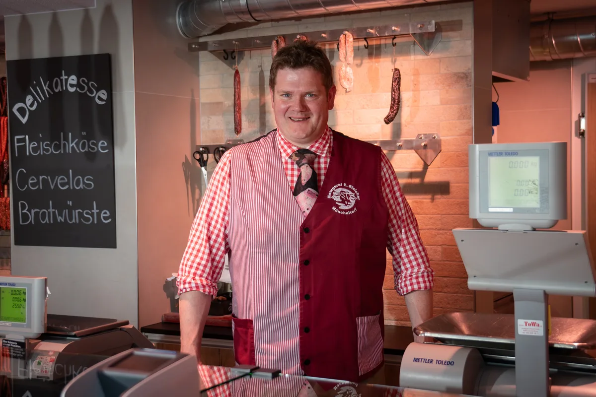 Erich Bleicher betreibt seine eigene Metzgerei in Mönchaltorf. Metzher hinter Tresen