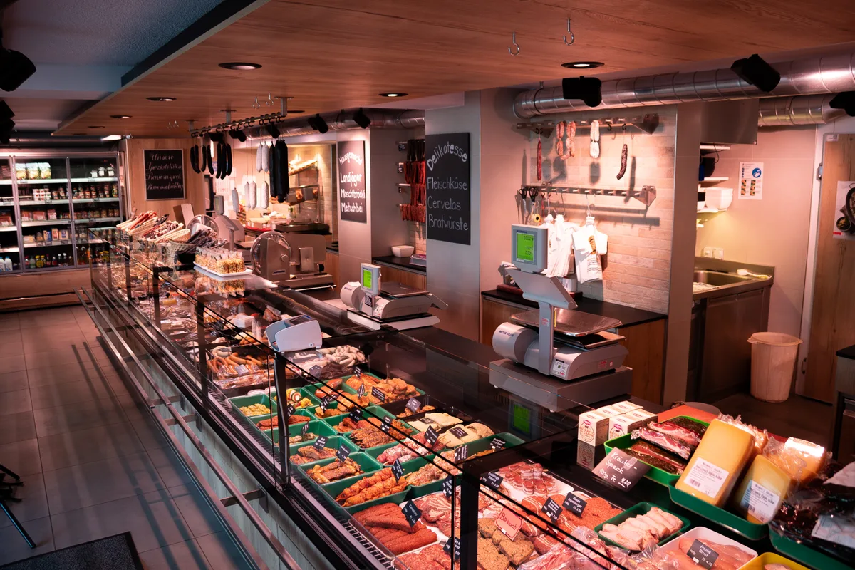 Der geräucherte Kräuterspeck liegt bereits auf der Ladentheke in Mönchaltorf. Erich Bleicher in der neuen Räucherei in Mönchaltorf.