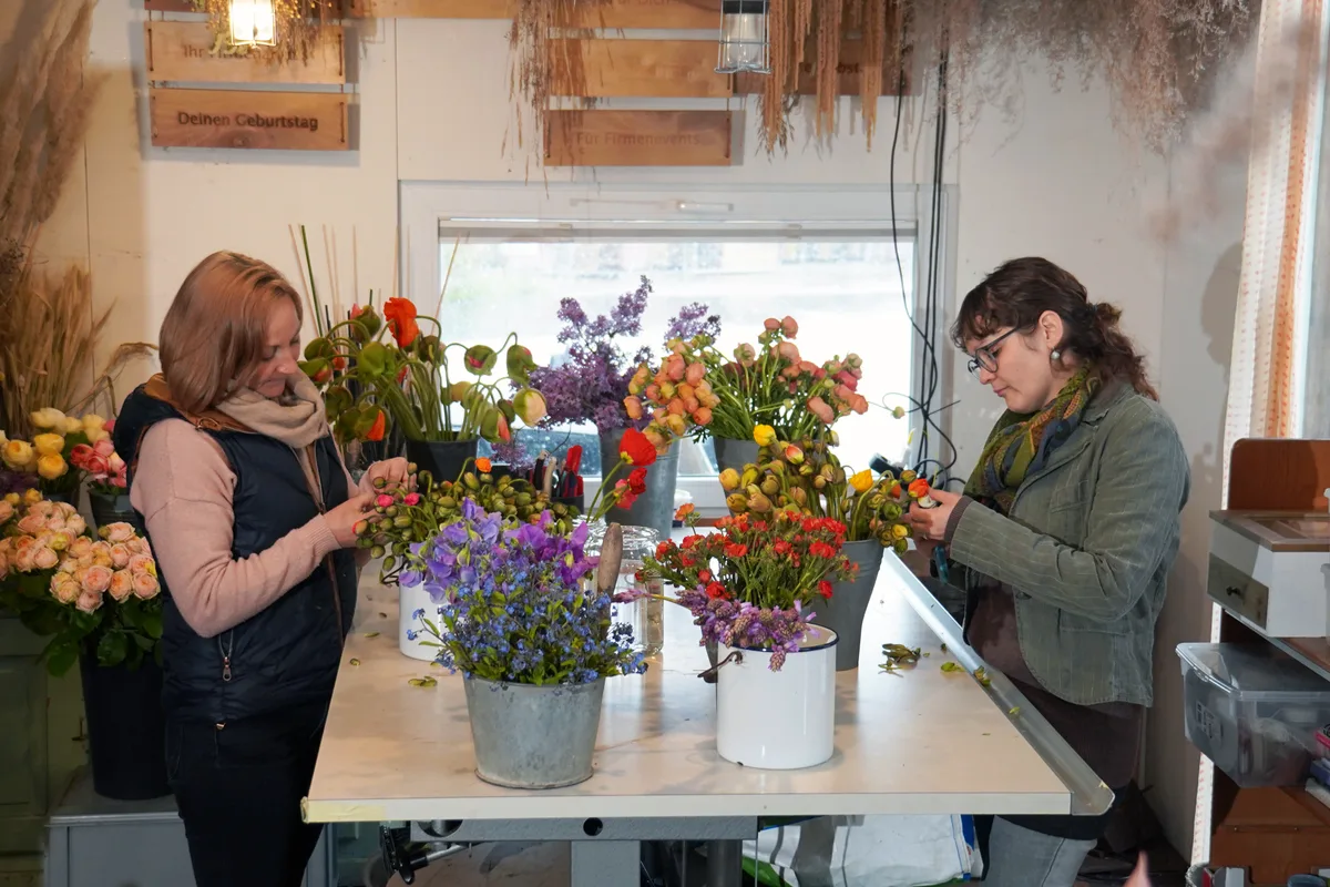 Die Mohnblüten von ihren Häubchen zu befreien, ist Fleissarbeit. Die beiden Floristinnen Luzia Mantegazzi-Neurohr und Anna Brunner verbindet Beruf und Freundschaft. Sie sind u. a. auf Hochzeitsfloristik spezialisiert und starteten im April in die Hochzeitssaison 2024.