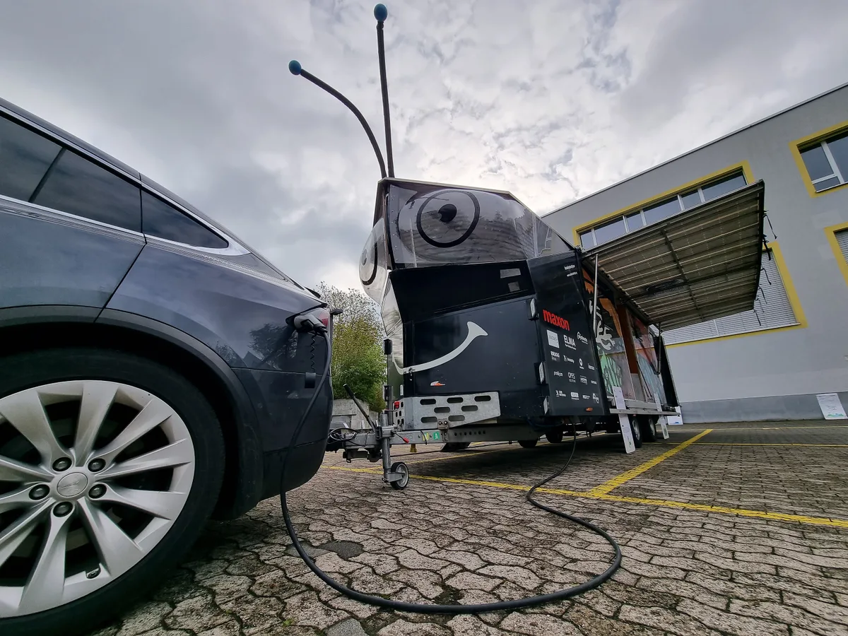 Er liefert den Strom für das Elektroauto, von dem er gezogen wird. Der solarbetriebene Wohnwagenanhänger «Solar Butterfly» macht auf seiner grossen Tour in Turbenthal halt.