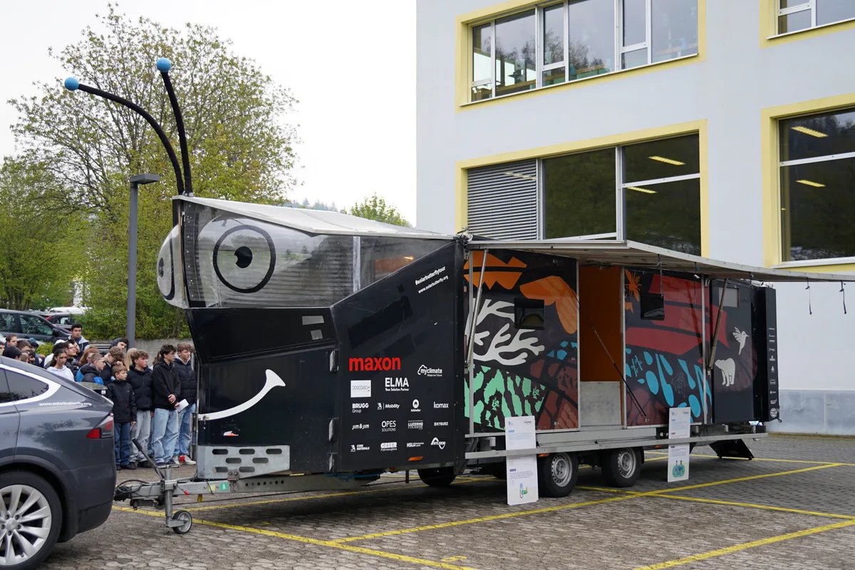 Der solarbetriebene Wohnwagenanhänger «Solar Butterfly» macht auf seiner grossen Tour in Turbenthal halt.