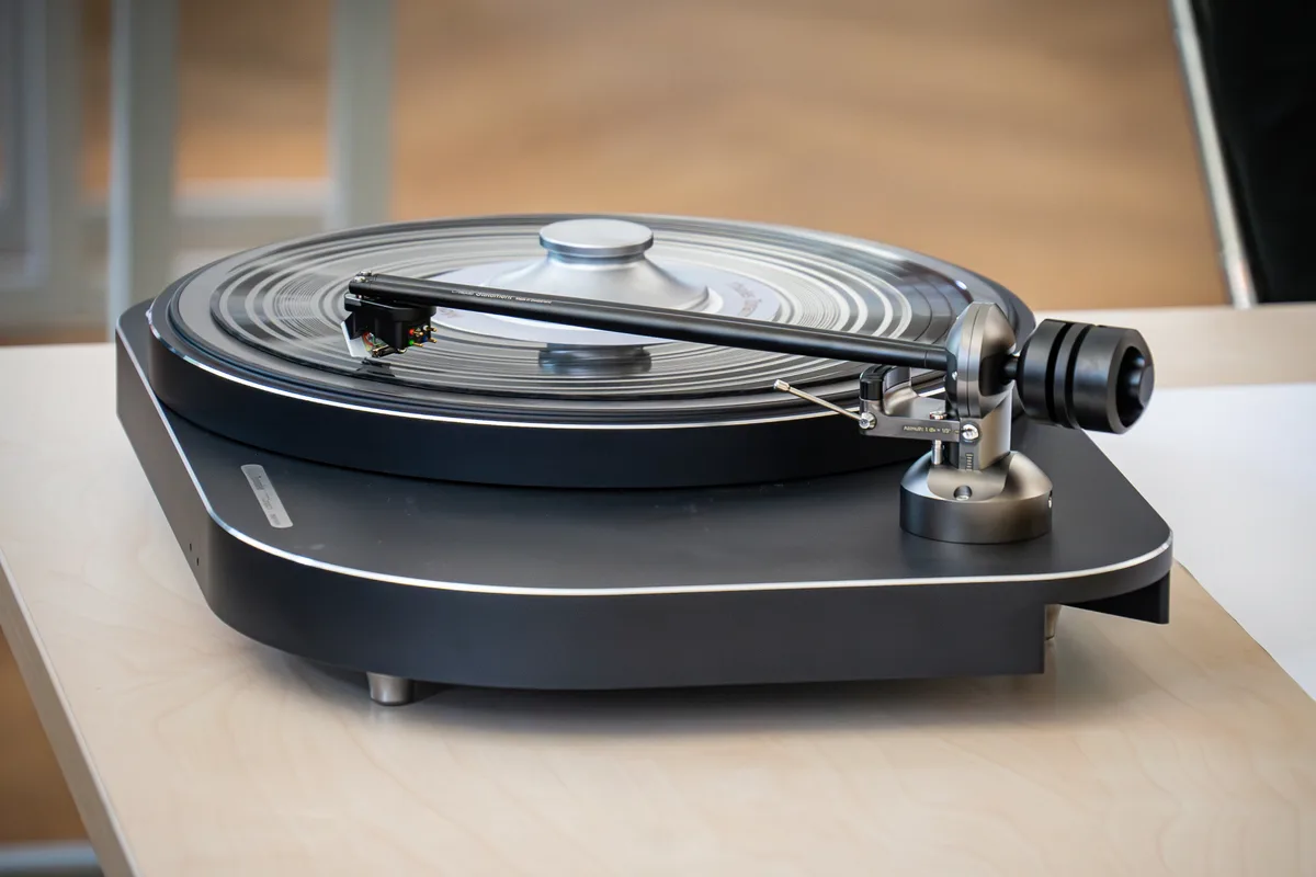 So sieht der Thales-Tonarm in montierter Form am Laufwerk aus. Betriebsführung in der HiFiction AG in Turbenthal.