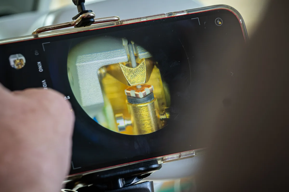 Wie sie gewickelt sind, ist nur mithilfe einer Vergrösserung erkennbar. Betriebsführung in der HiFiction AG in Turbenthal.