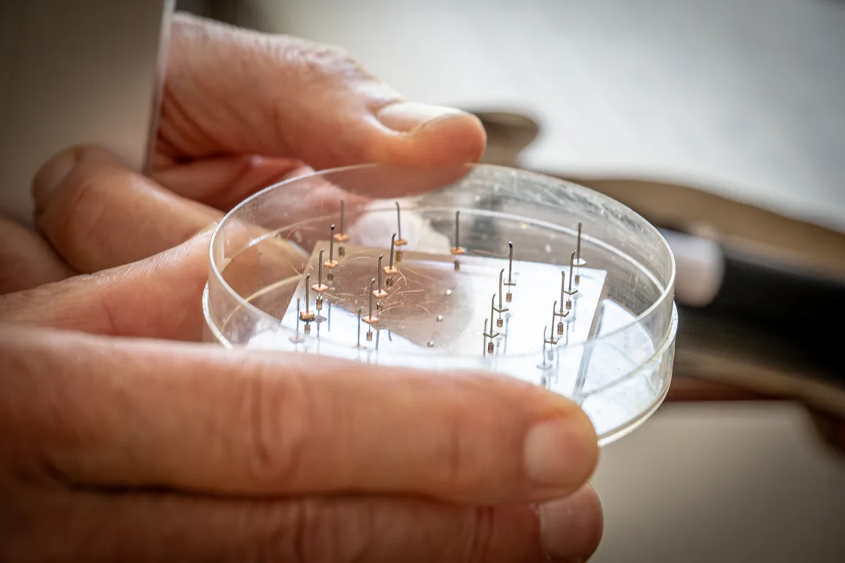 Entsprechend klein sind die fertigen Spulen. Betriebsführung in der HiFiction AG in Turbenthal.