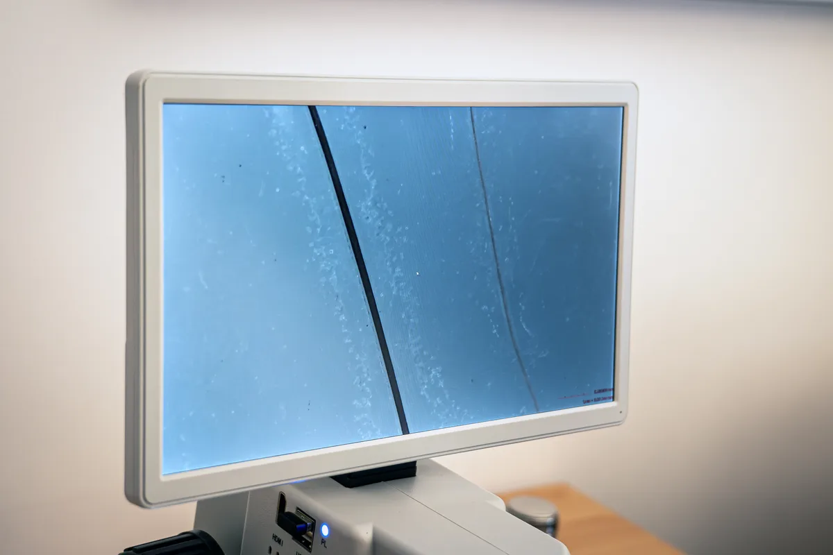 Wie gross der Unterschied sein kann, zeigt das Mikroskop. Links das Haar, rechts der Draht. Betriebsführung in der HiFiction AG in Turbenthal.