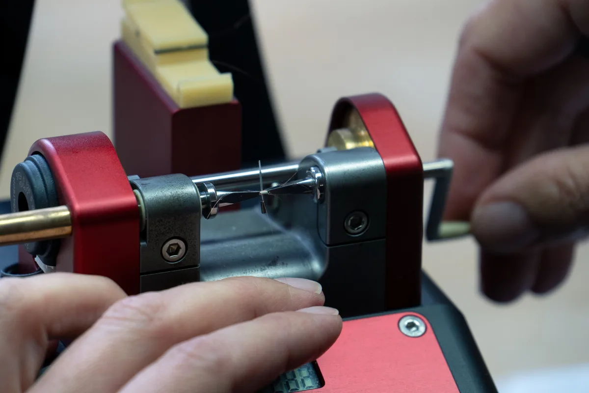 Das Wickeln der Spulen braucht viel Konzentration. Ein Fehler, und der Draht reisst. Betriebsführung in der HiFiction AG in Turbenthal.