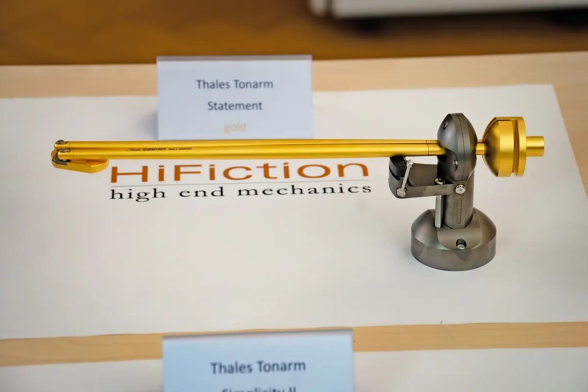 Der Thales-Tonarm ist in verschiedenen Ausführungen erhältlich – die sogar unterschiedliche Farben haben. Betriebsführung in der HiFiction AG in Turbenthal.