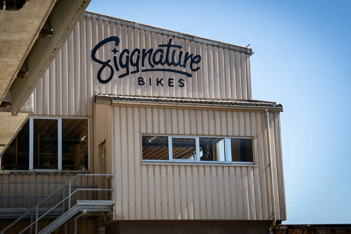 Besuch in der Werkstatt Siggnature Bikes in Saland. Im Porträt Maurus Sigg.