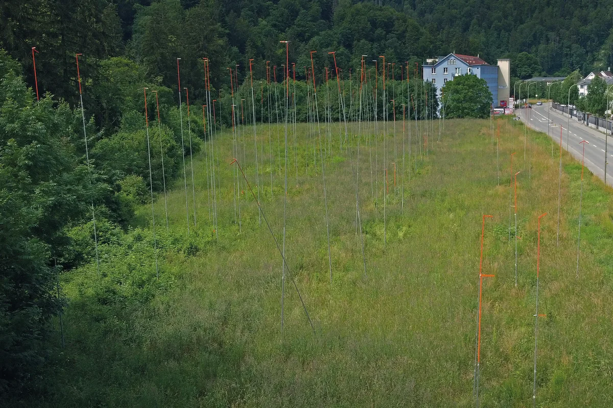 Mehrere Jahre lang wiesen Baugespanne auf das Bauprojekt in Kollbrunn hin. (Archiv) Ueberbauung in Kollbrunn. WWF verliert erneut im Streit um Überbauung in Kollbrunn