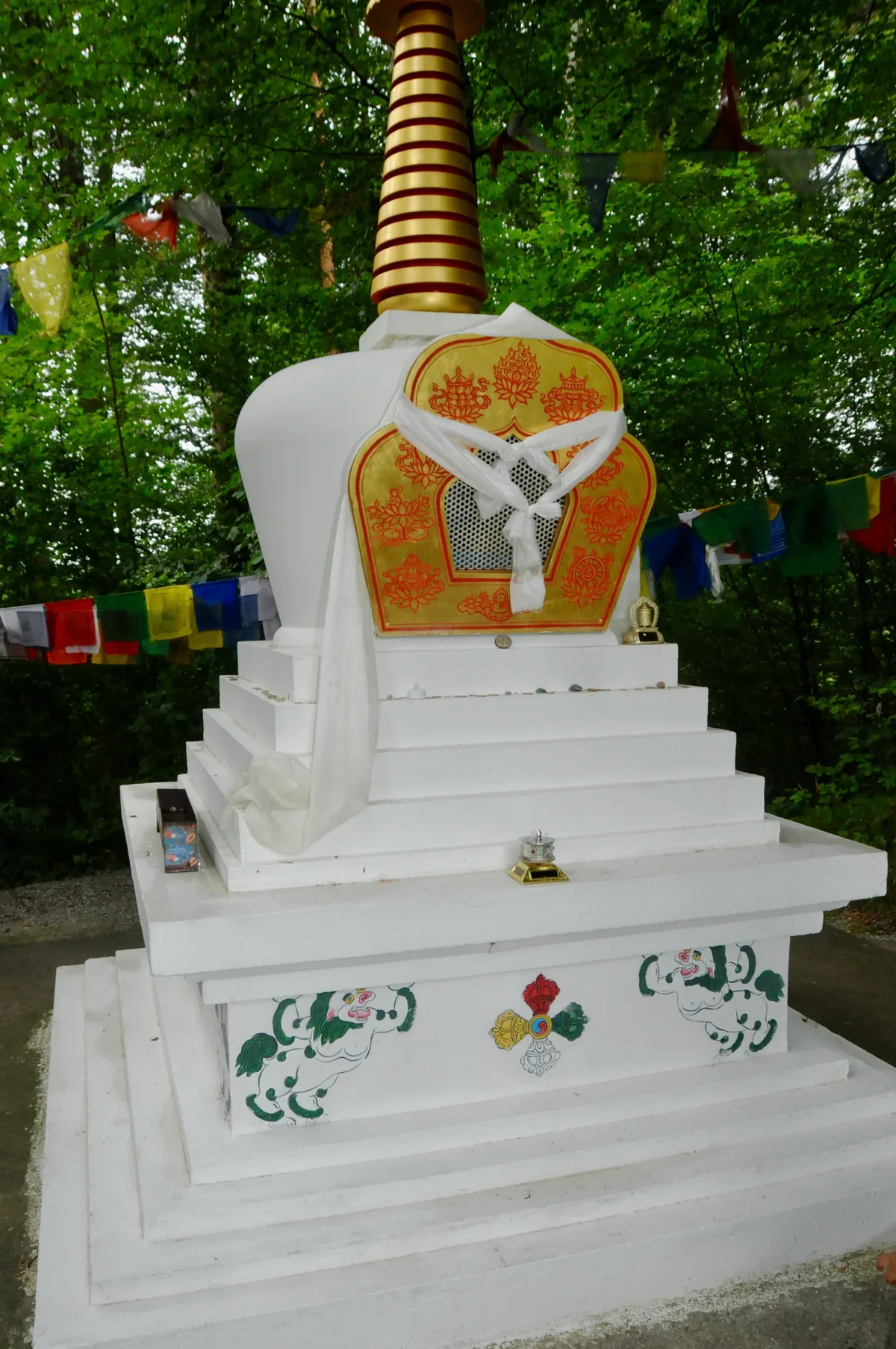 Man sieht den Stupa.