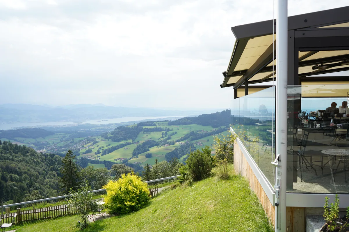 Der Ausblick von der Alp Scheidegg lädt zum Geniessen ein.