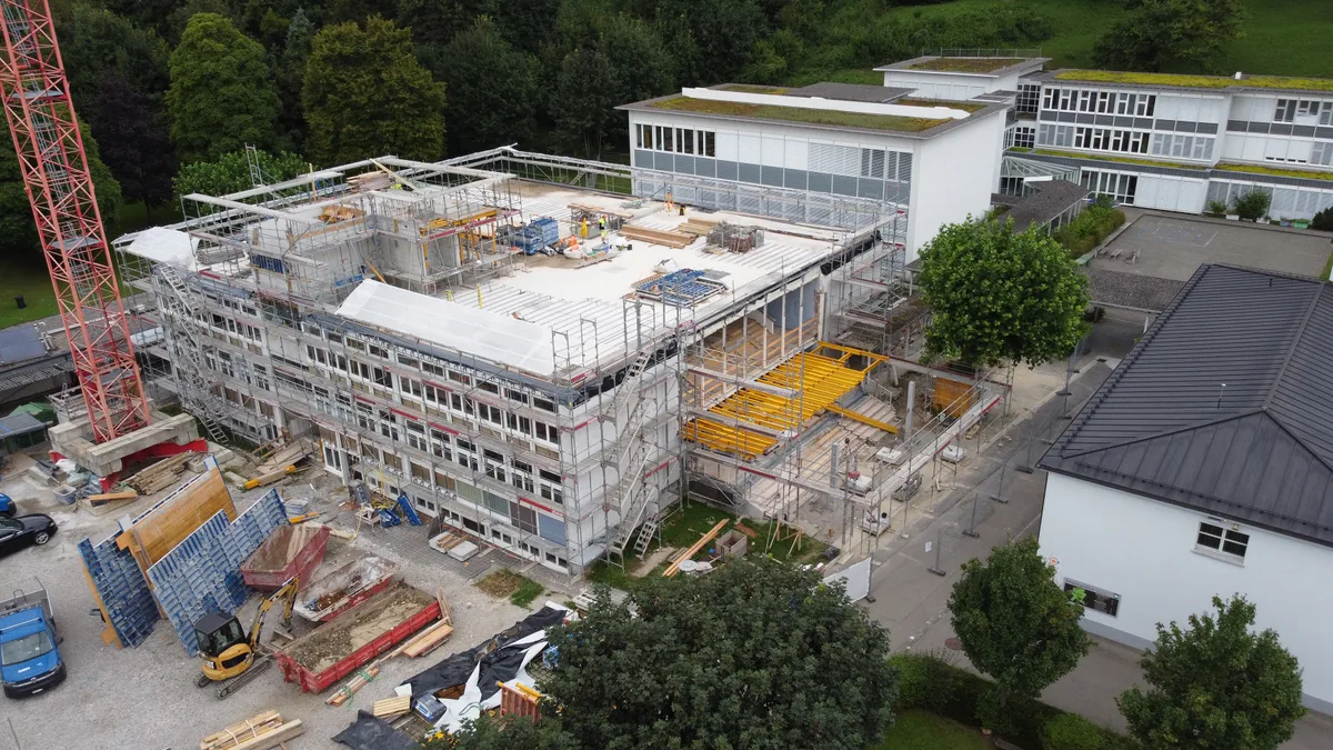 Der Anbau über dem Eingangsbereich des Schulhauses ist bereits zurückgebaut worden. Begehung der Baustelle vom Oberstufenschulhaus in Rikon