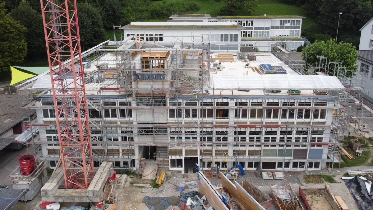 Das Treppenhaus zieht sich wie ein Rückgrat durchs Gebäude. Begehung der Baustelle vom Oberstufenschulhaus in Rikon