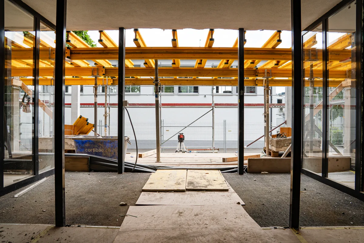 Der Eingangsbereich, der bei Gemeindeversammlungen als «Apéro-Zone» gilt, wird neu gestaltet. Begehung der Baustelle vom Oberstufenschulhaus in Rikon
