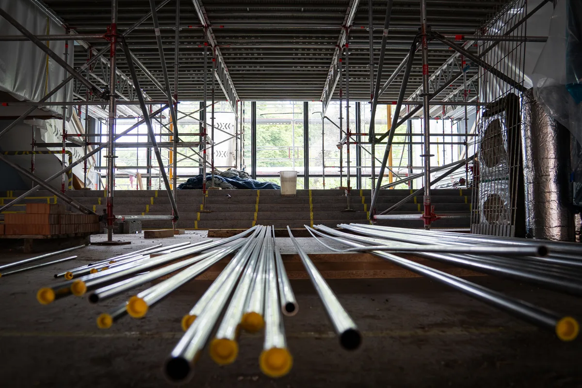 Der Engelburgsaal erfährt eine optische und technische Auffrischung. Das Gerüst dient zur Montage des Deckenaufbaus. Begehung der Baustelle vom Oberstufenschulhaus in Rikon