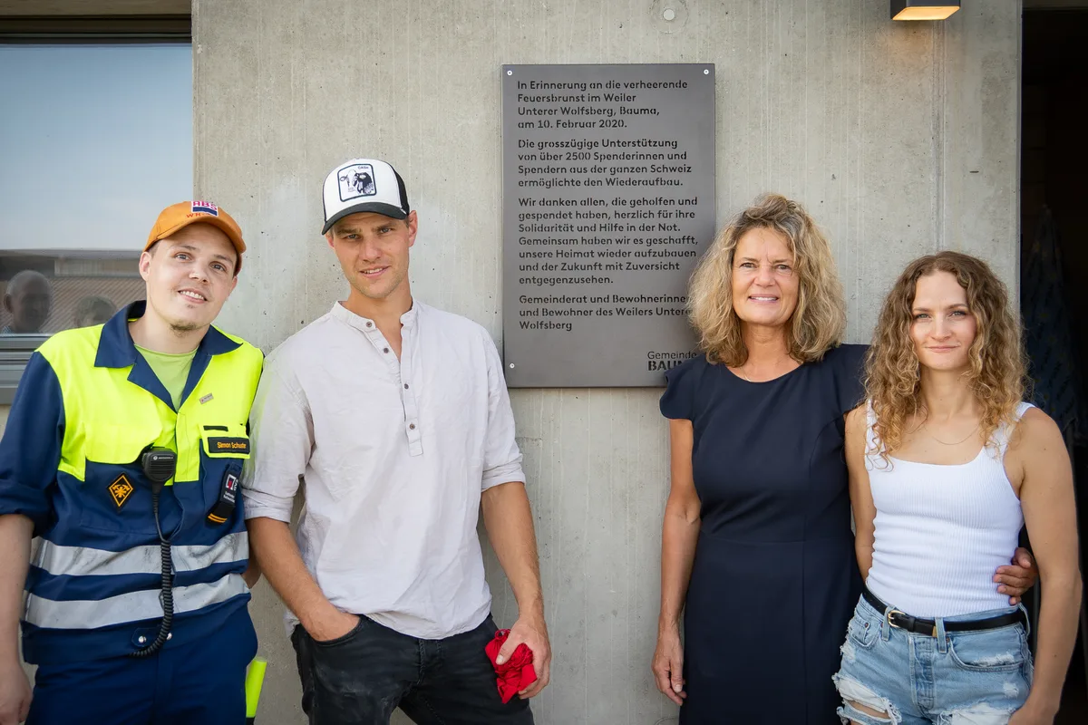Simon Schuster der Feuerwehr Bauma,
Remo Frauchiger, Heidi Weiss und Christina Frauchiger vor der Gedenktafel. Simon Schuster der Feuerwehr Bauma,
Remo Frauchiger, Heidi Weiss und Christina Frauchiger vor der Gedenktafel.