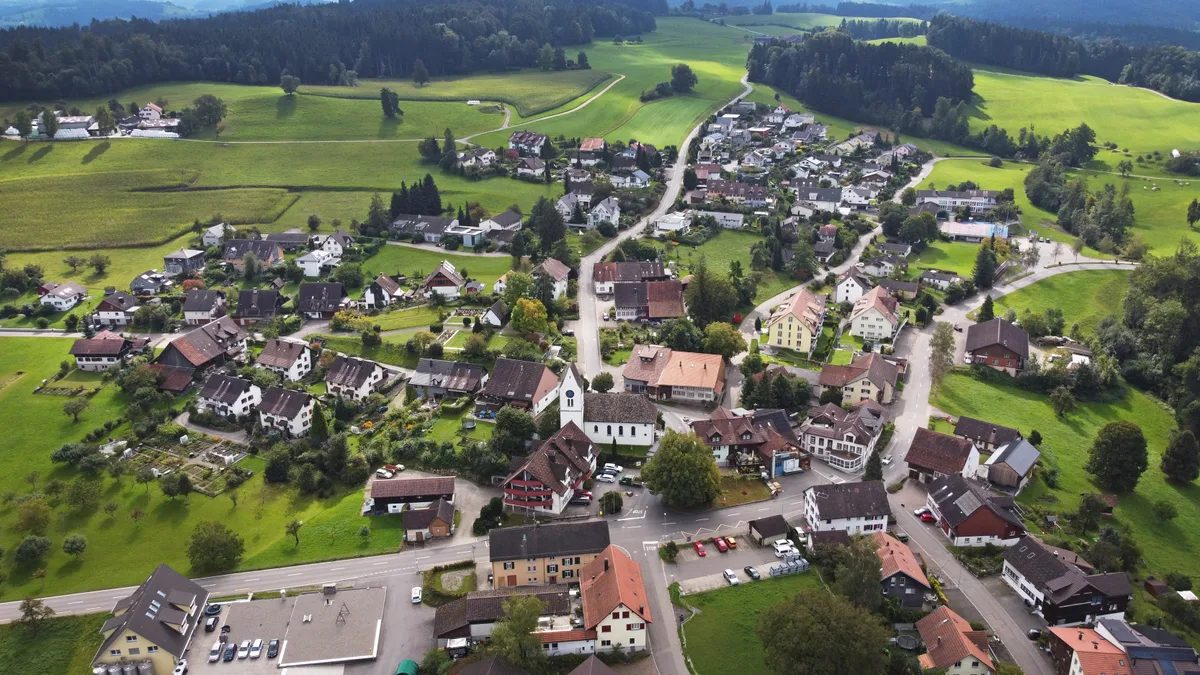 Blick von oben auf das Dorf Wildberg. 
