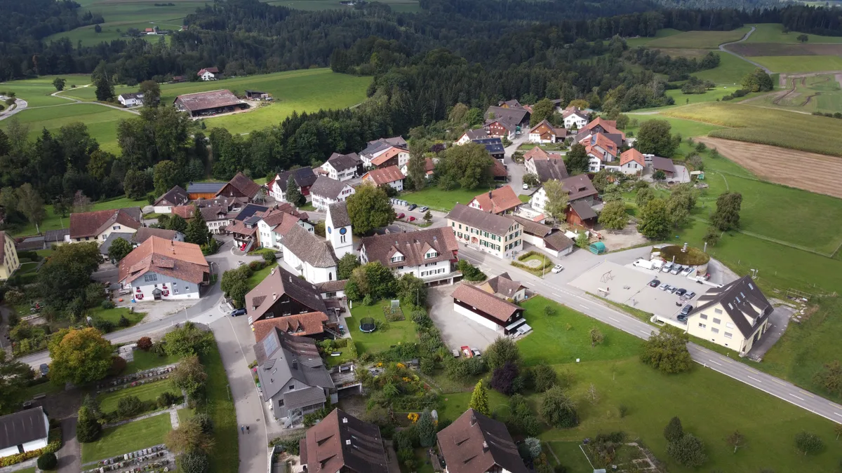 Wildberg (im Bild) und Pfäffikon könnten fusionieren. Einige Fragen dazu wurden bereits beantwortet. (Archiv)
