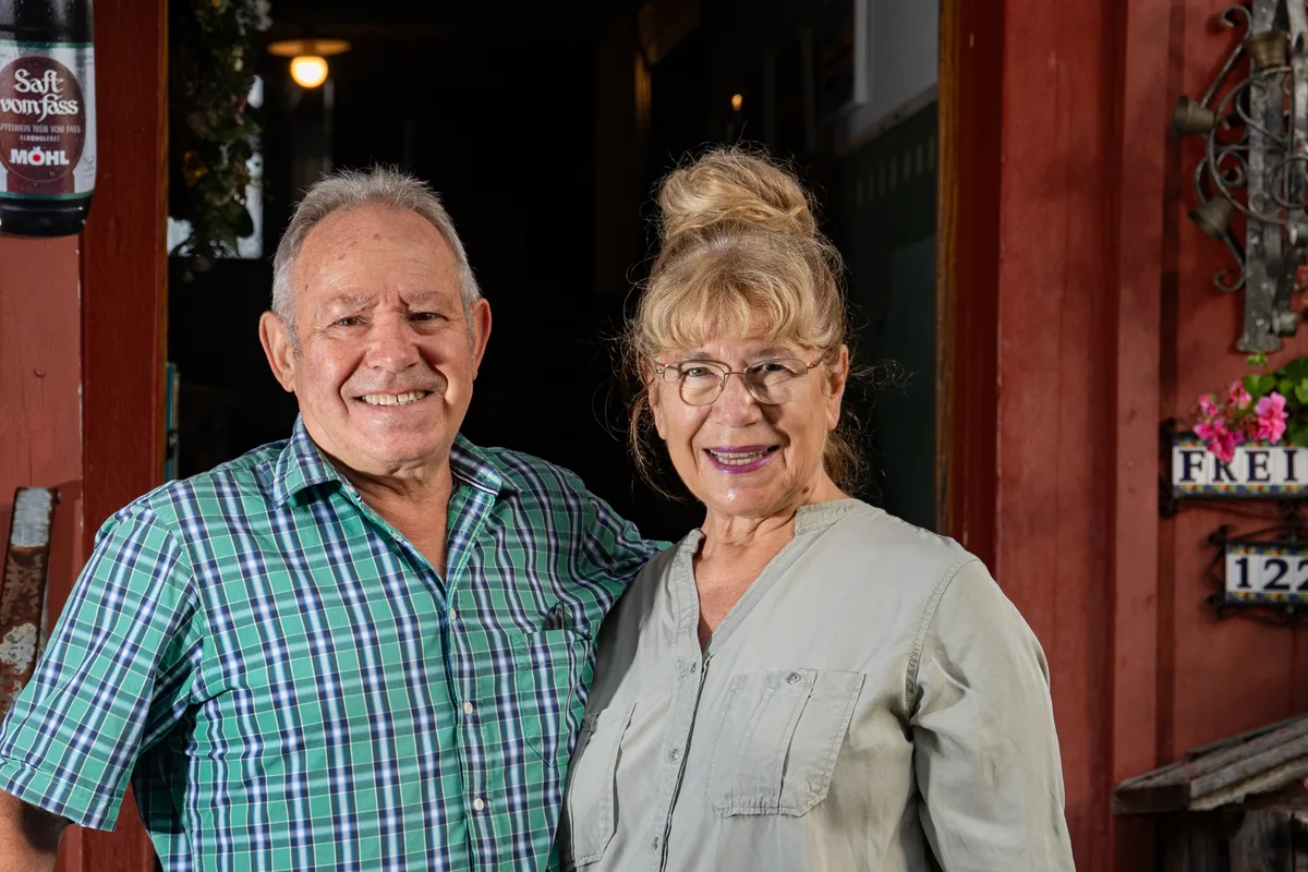 Als Jakob und Ursula Furrer das Restaurant übernommen hatten, mussten sie sich an die neue Aufgabe gewöhnen. Ursula und Jakob Furrer im Porträt.