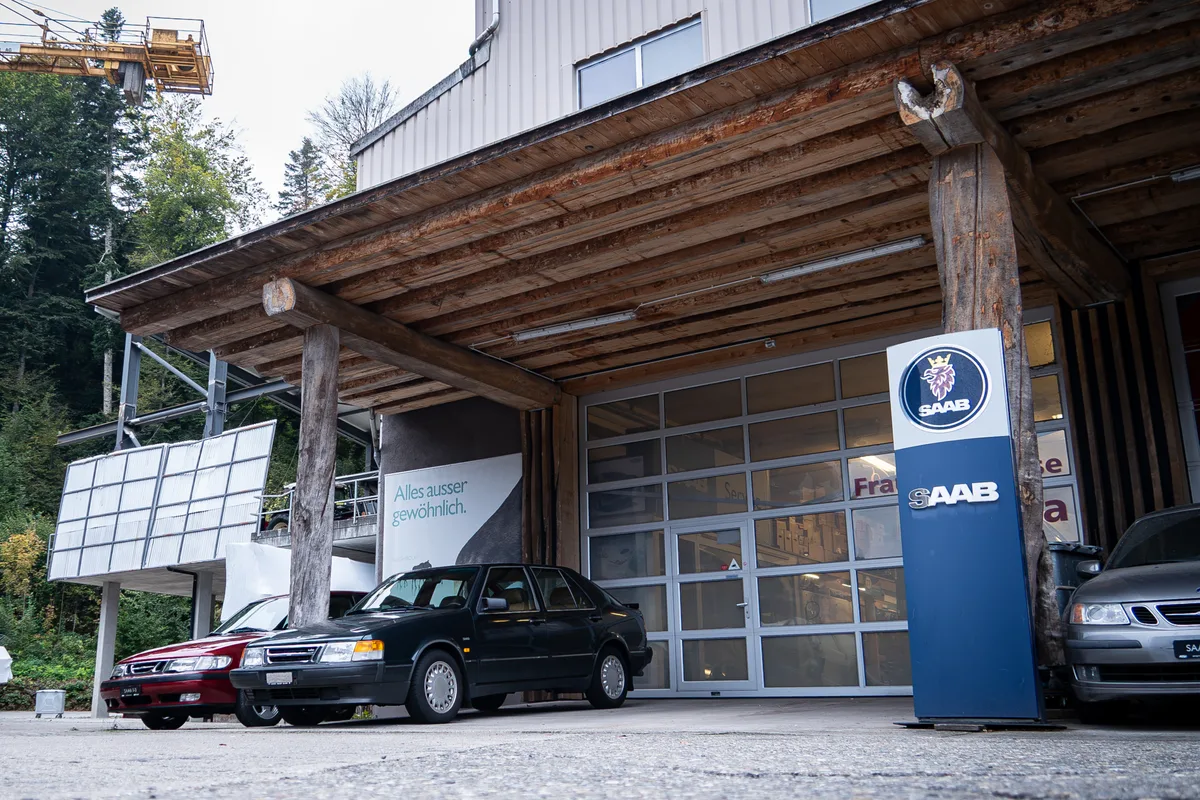 Aussenansicht einer Saab-Garage in Saland. Vor dem Eingangstor stehen drei Autos.