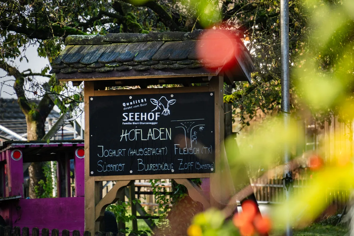 Auf dem Hof wird auch Joghurt hergestellt – mit Milch der eigenen Kühe. Silvio Bieri und Hof im Portrait. Teilnehmer der Viehschau in der Vorschau.
