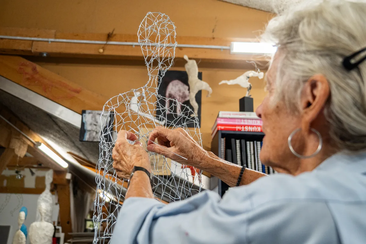 Ulla Rohr ist das letzte Urgestein der Ateliergemeinschaft. Künsterinnen im Atelier Werkhof in Schöntal.