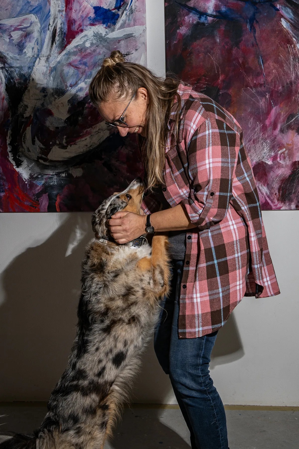 Hündin Gina ist auch im Atelier als treue Begleiterin an Susanne Krummenachers Seite. Künsterinnen im Atelier Werkhof in Schöntal.