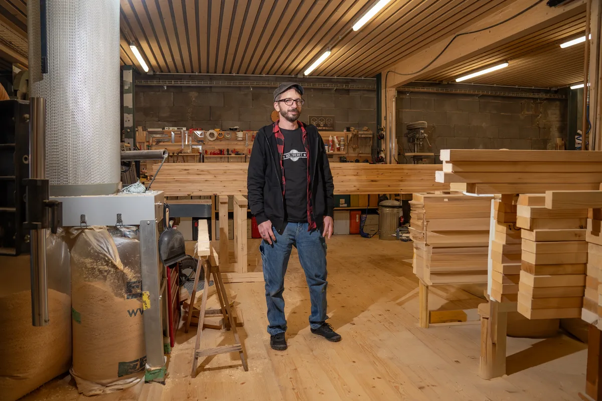 «Jedes Hüsli, das wir bauen, ist auch eine Werbetafel für uns»: Steffen Braun, Inhaber der Holzwerft GmbH. Besuch bei der Holzwerft GmbH in Saland.