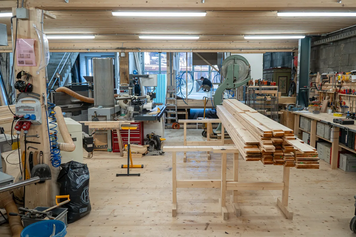 Die Holzwerft GmbH arbeitet mit sogenanntem Mondholz: Es wird bei abnehmendem Mond gefällt und ist dichter, druckfester und robuster. Besuch bei der Holzwerft GmbH in Saland.