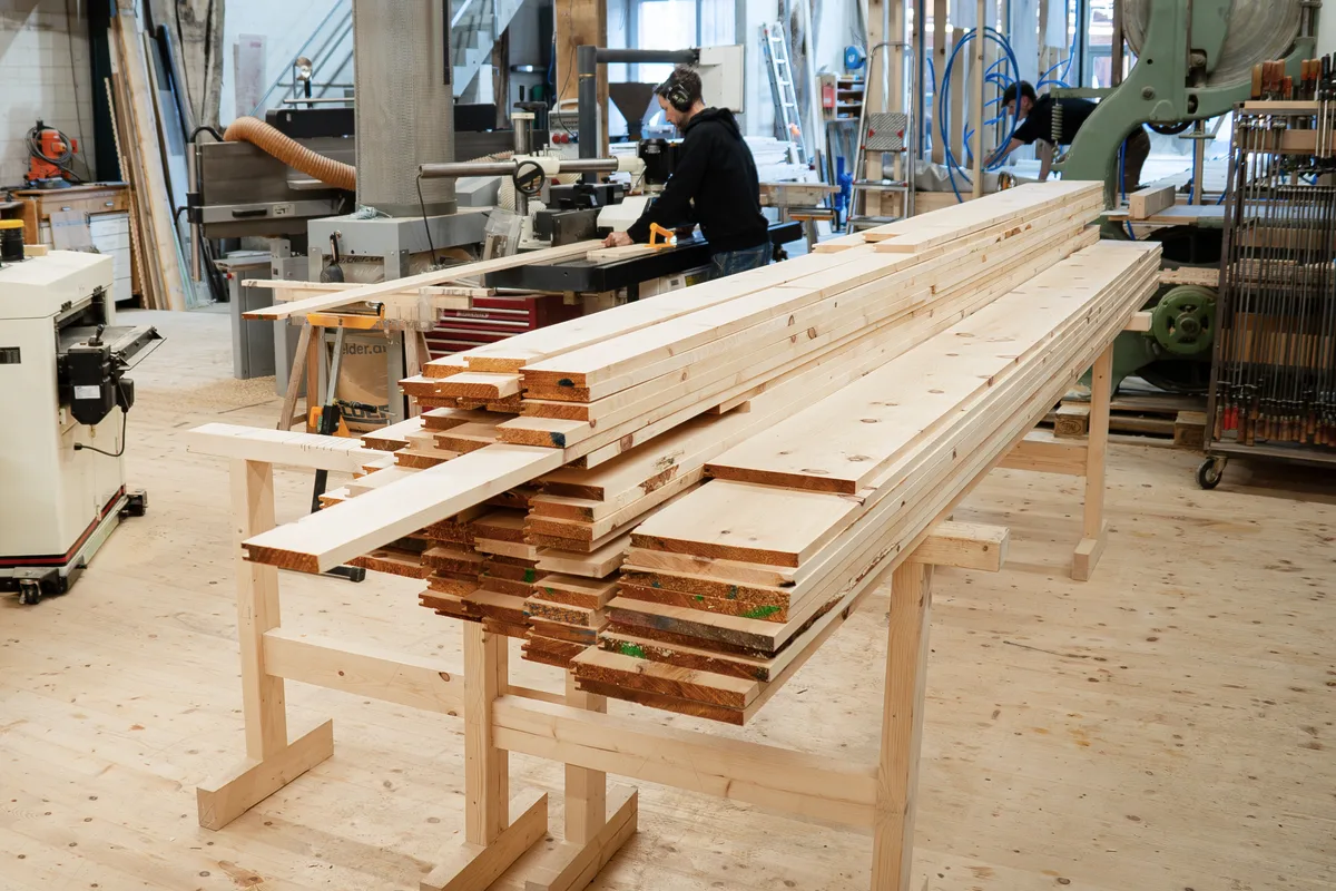 Die Aussenwände schreinern Steffen Braun und sein Team aus Lärchenholz. Besuch bei der Holzwerft GmbH in Saland.