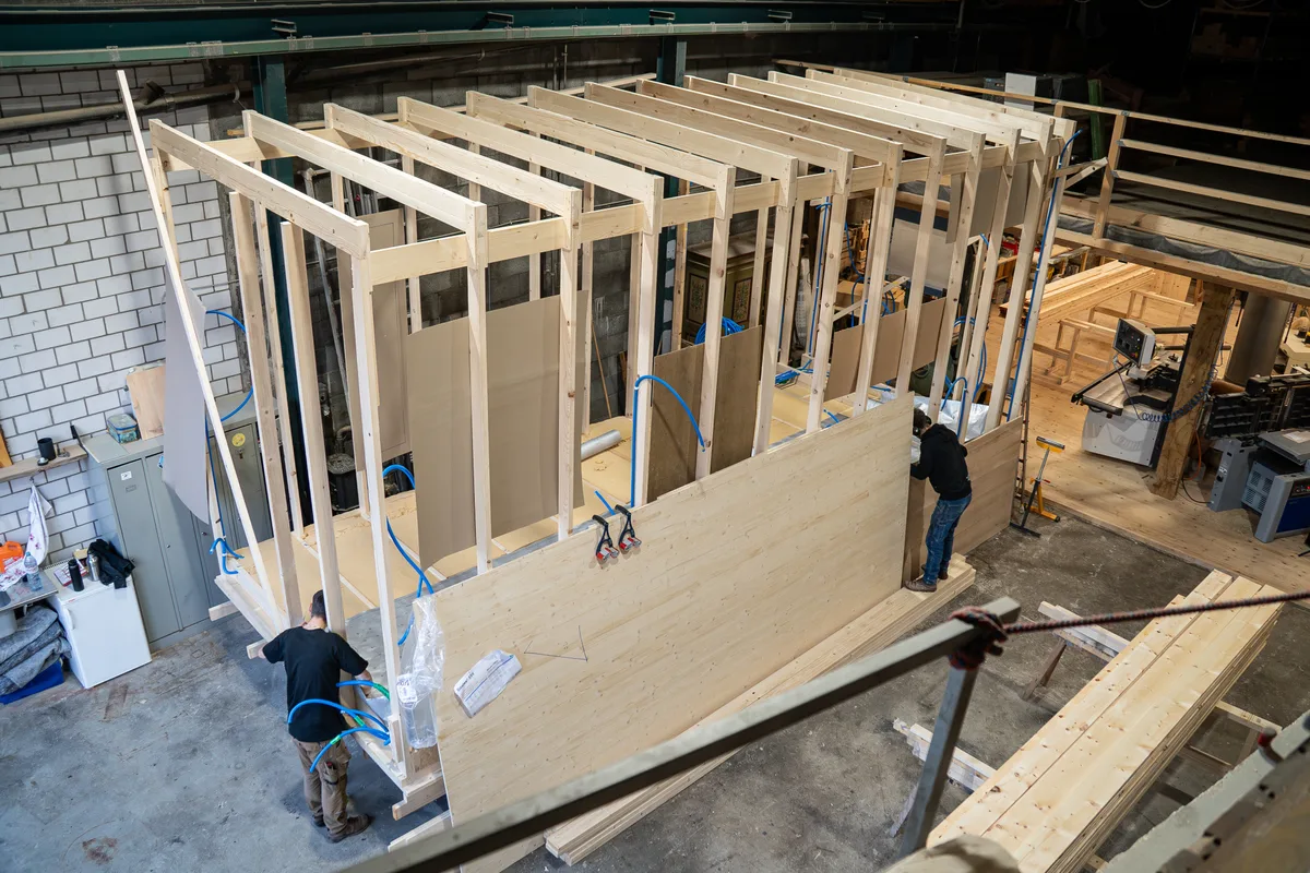 In Saland entsteht gerade das 17. Tiny House der Holzwerft GmbH. Besuch bei der Holzwerft GmbH in Saland.