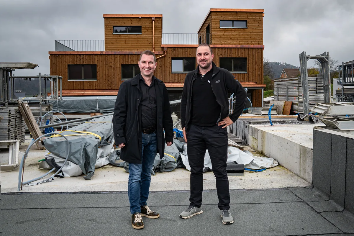 Elias Furrer (links) und Sebastian Keller vertreten zwei Unternehmen der Handwerkergemeinschaft Talblick. Die Bauherren Elias Furrer und Sebastian Keller auf dem Baugelände Talblick in Wila.
