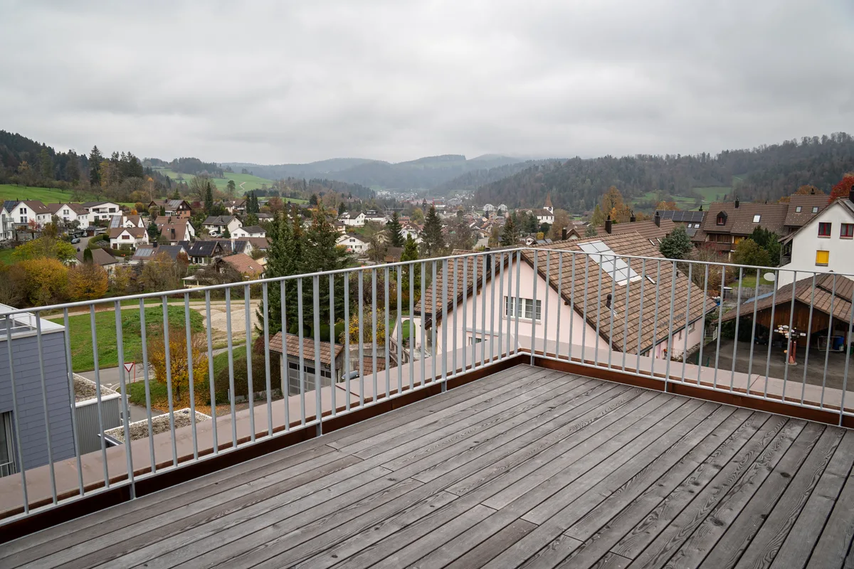 Das Ghöngg liegt am Hang etwas oberhalb von Wila: Eine Überbauung ist keine leichte Aufgabe. Die Bauherren Elias Furrer und Sebastian Keller auf dem Baugelände Talblick in Wila.