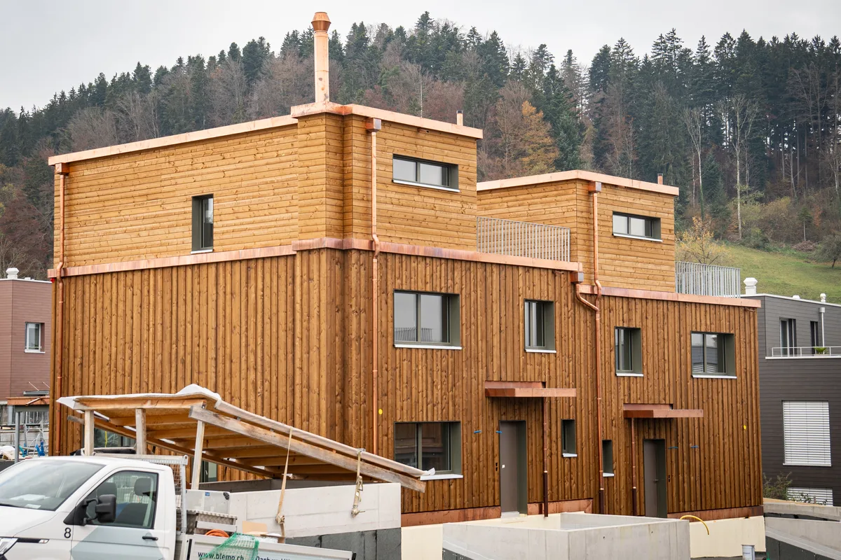 Die Einfamilienhäuser werden von Schinder und Scheibling gebaut – und sind zum Verkauf bestimmt. Die Bauherren Elias Furrer und Sebastian Keller auf dem Baugelände Talblick in Wila.