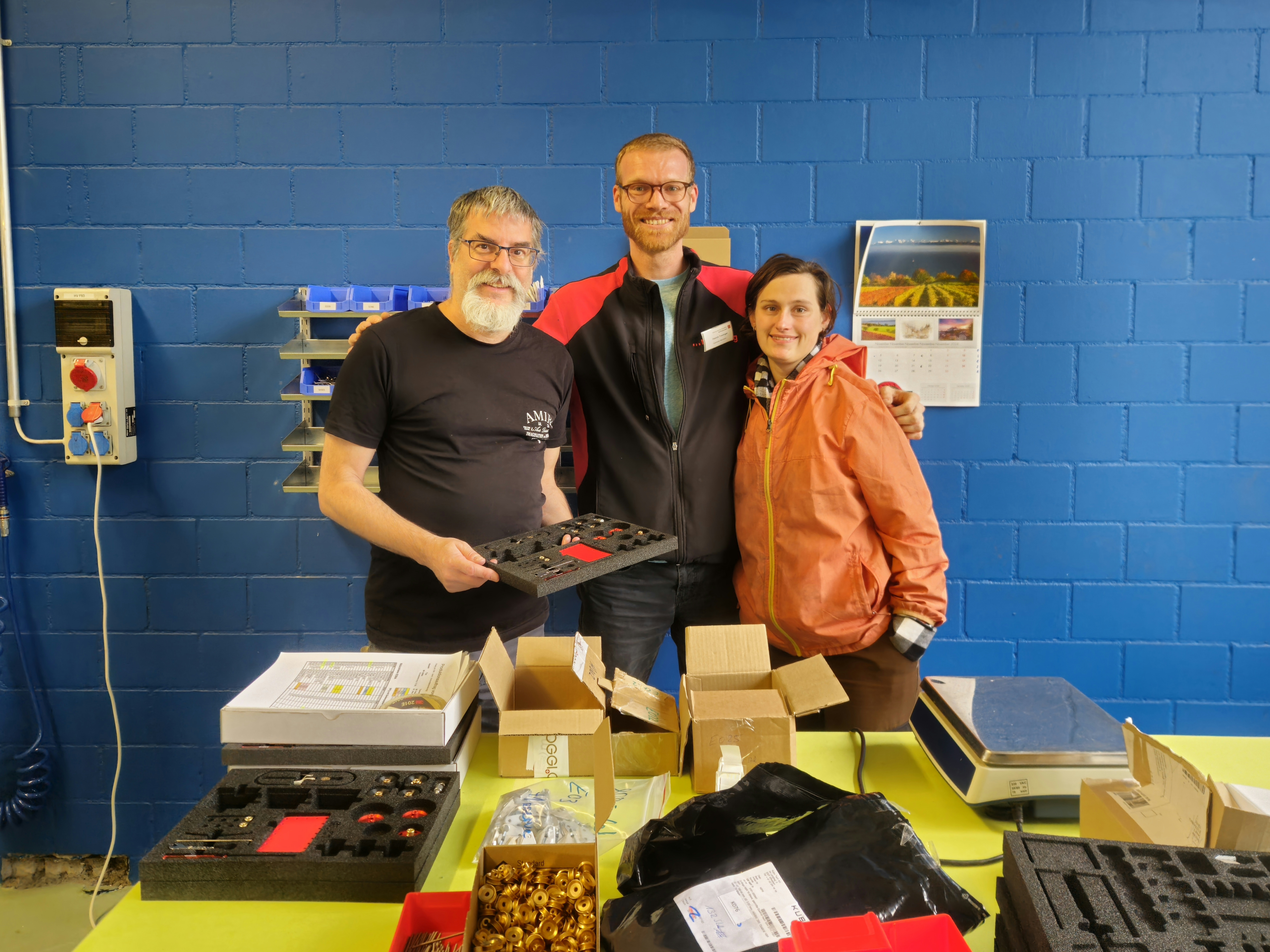 Team des Gehörlosendorfs Turbenthal in der Werkstatt bei der Herstellung von Stokys.