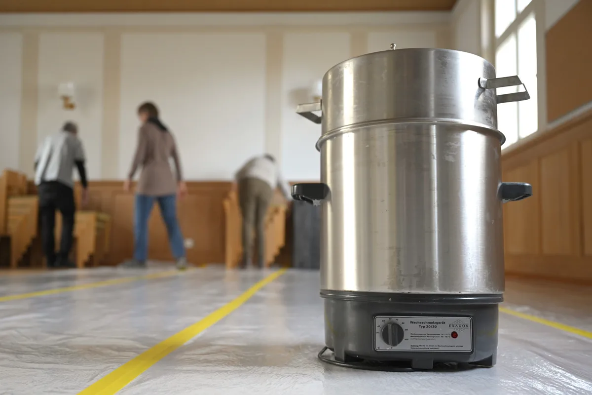 Aufbau des Kerzenziehens in Wila.