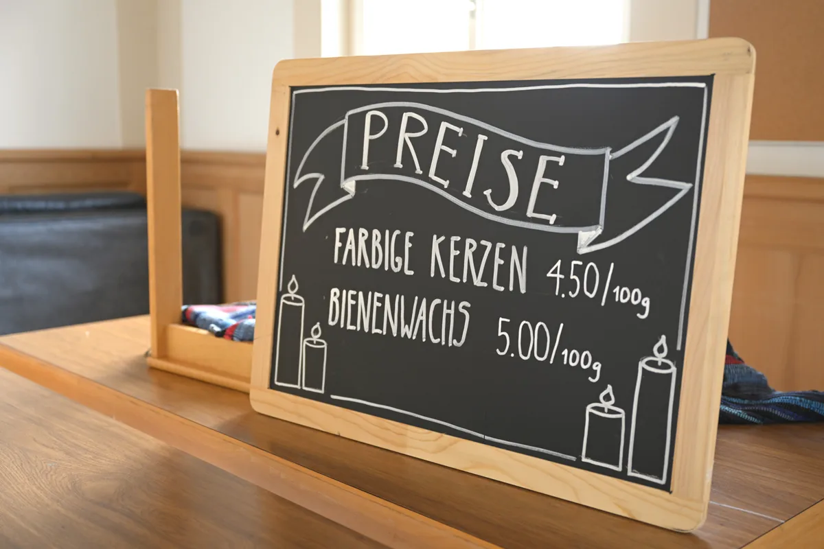 Aufbau des Kerzenziehens in Wila.