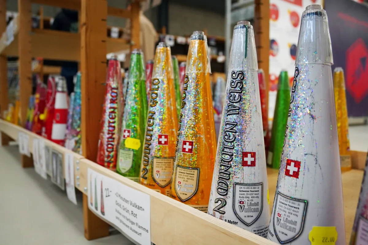 Vulkane sind nicht nur an Silvester und zum Nationalfeiertag ein Verkaufsschlager. Feuerwerk & Pyrotechnik in Rikon (Zell) hat eine neue Leitung. Wie will sich der Laden in Zeiten von Feuerwerksverboten behaupten?