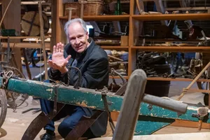Peter Bretscher baute während 27 Jahren das Schaudepot St.Katharinental in Diessenhofen auf. Er hat in dieser Zeit Tausende von Objekten zur Landwirtschaftsgeschichte gesammelt. Auch nach seiner Pensionierung ist er immer noch ein leidenschaftlicher Vermittler. Peter Bretscher baute während 27 Jahren das Schaudepot St.Katharinental in Diessenhofen auf. Er hat in dieser Zeit Tausende von Objekten zur Landwirtschaftsgeschichte gesammelt. Auch nach seiner Pensionierung ist er immer noch ein leidenschaftlicher Vermittler.