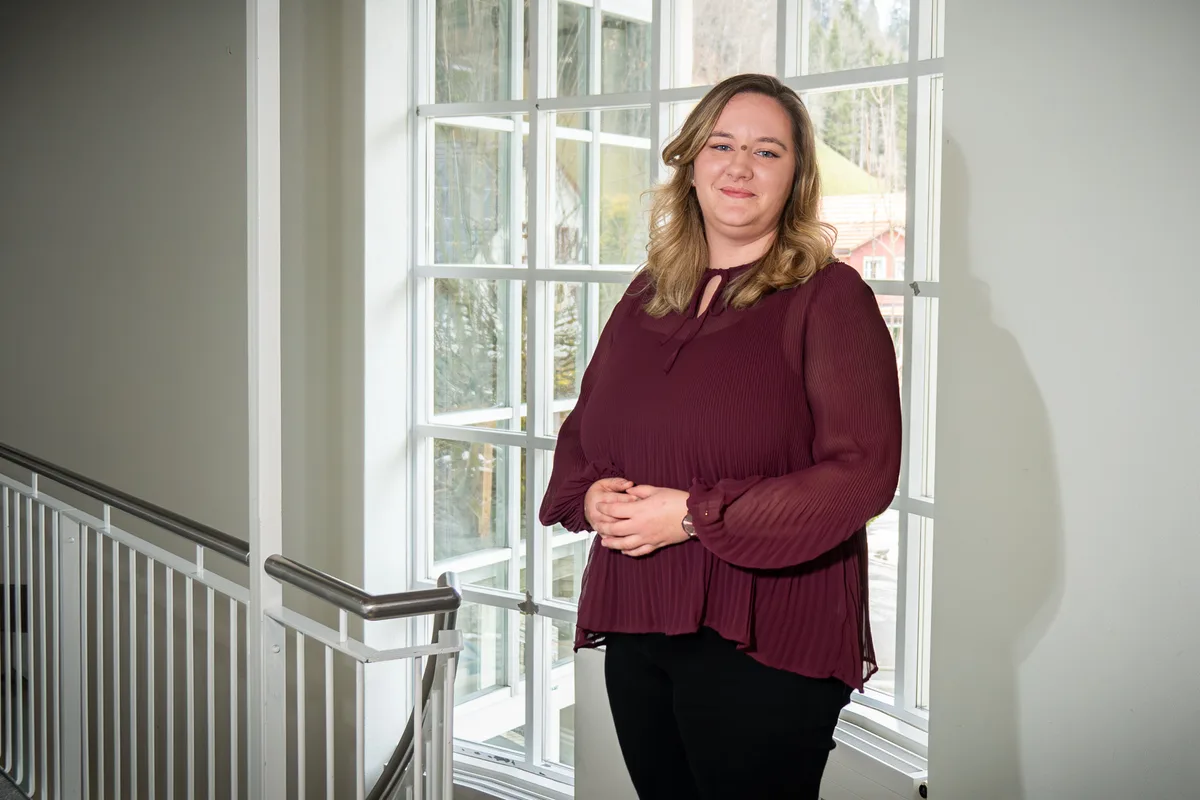 Vanessa Fasser im Treppenhaus des Gemeindehauses. Vanessa Fasser ist 25 Jahre alt - und Gemeindeschreiberin in Fischenthal.