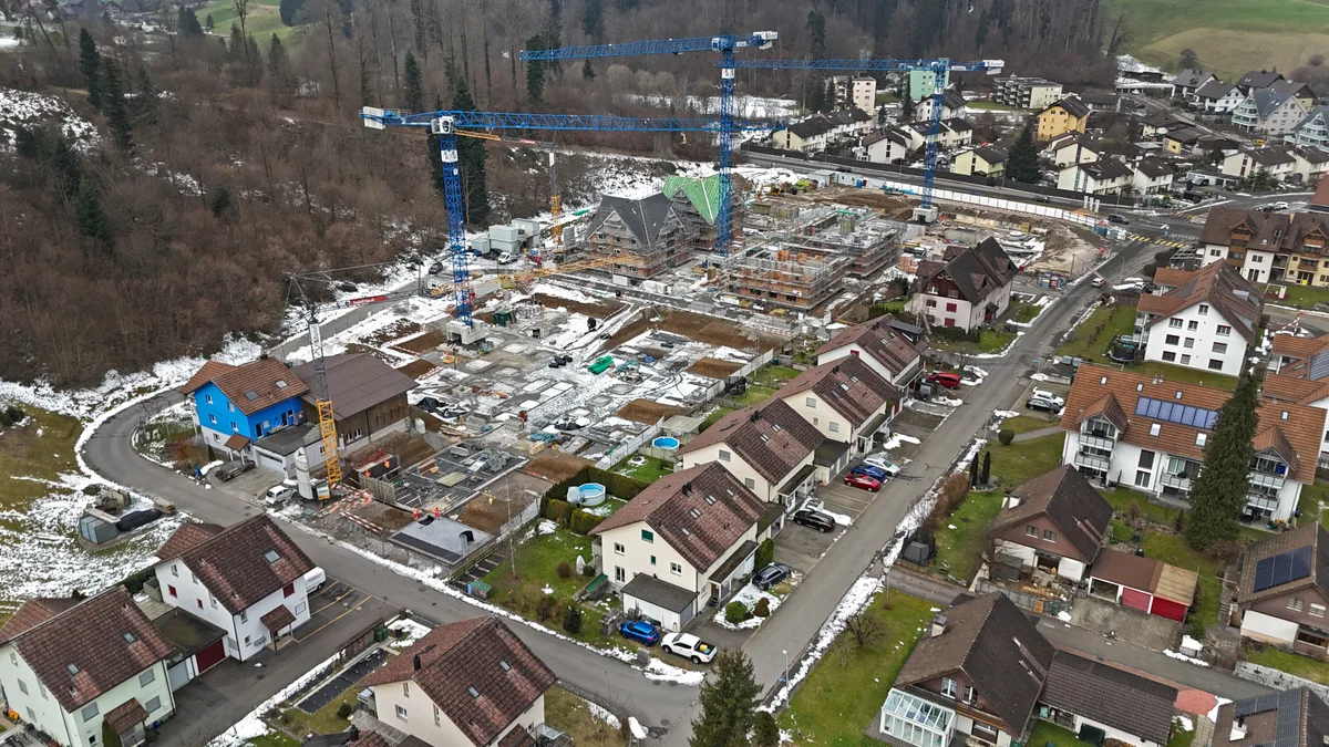 Bereits gebaut wird zwischen der alten Schinkenräucherei und dem Eichholz: Hier entstehen mehrere voneinander unabhängige Überbauungen. Saland in der Gemeinde Bauma wächst und wächst. Ein Überblick über die Projekte