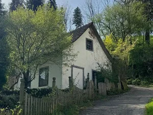 28898439-1 Das ehemalige Waschhaus steht am Dorf- und Waldrand.