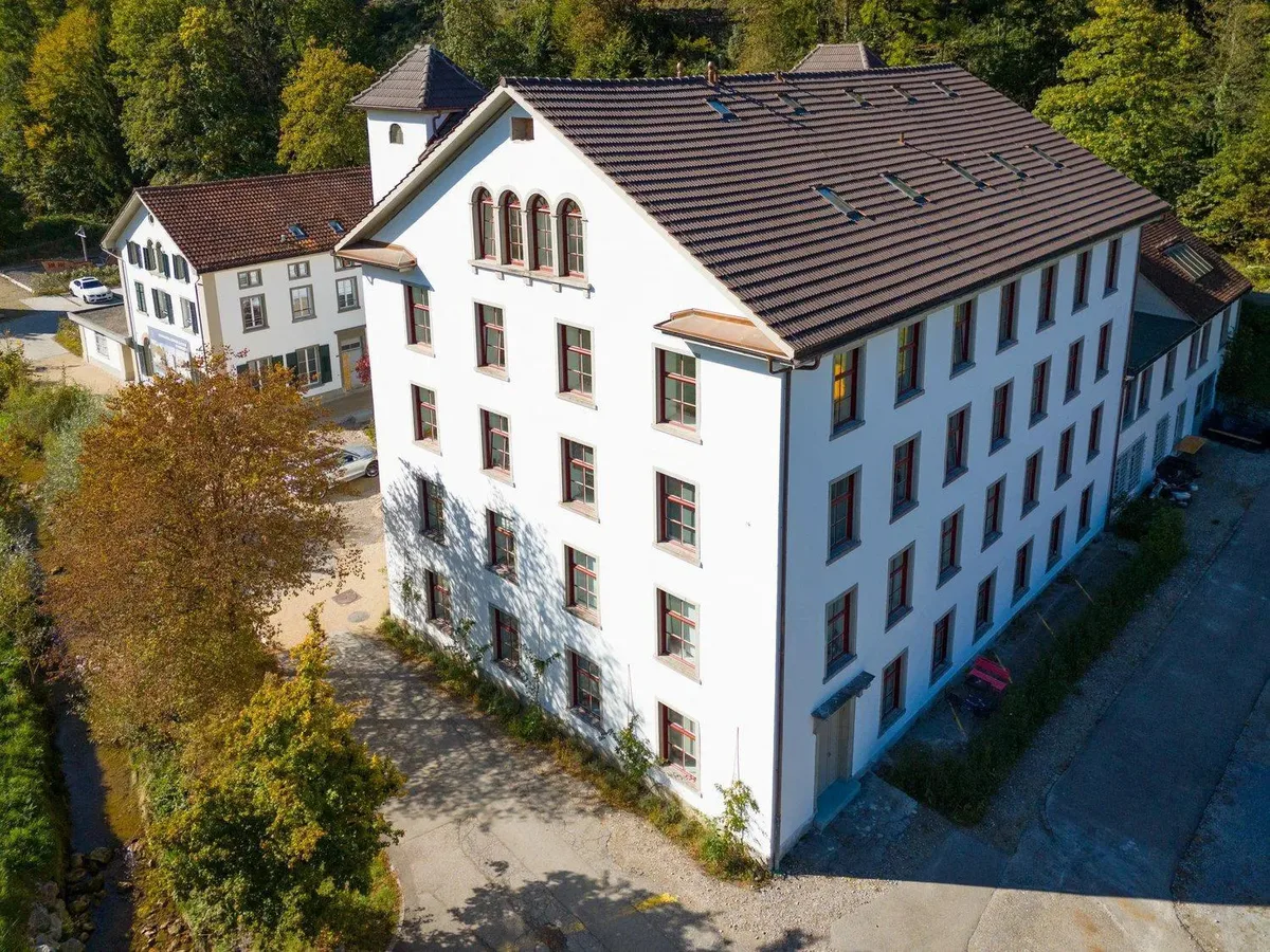 Man sieht ein Haus, welches verkauft wird, im Tösstal.