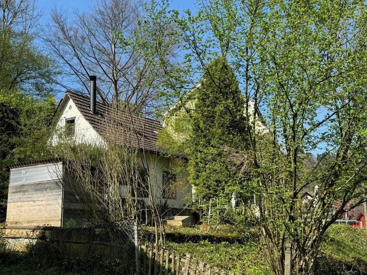 Man sieht ein Haus, welches verkauft wird, im Tösstal.