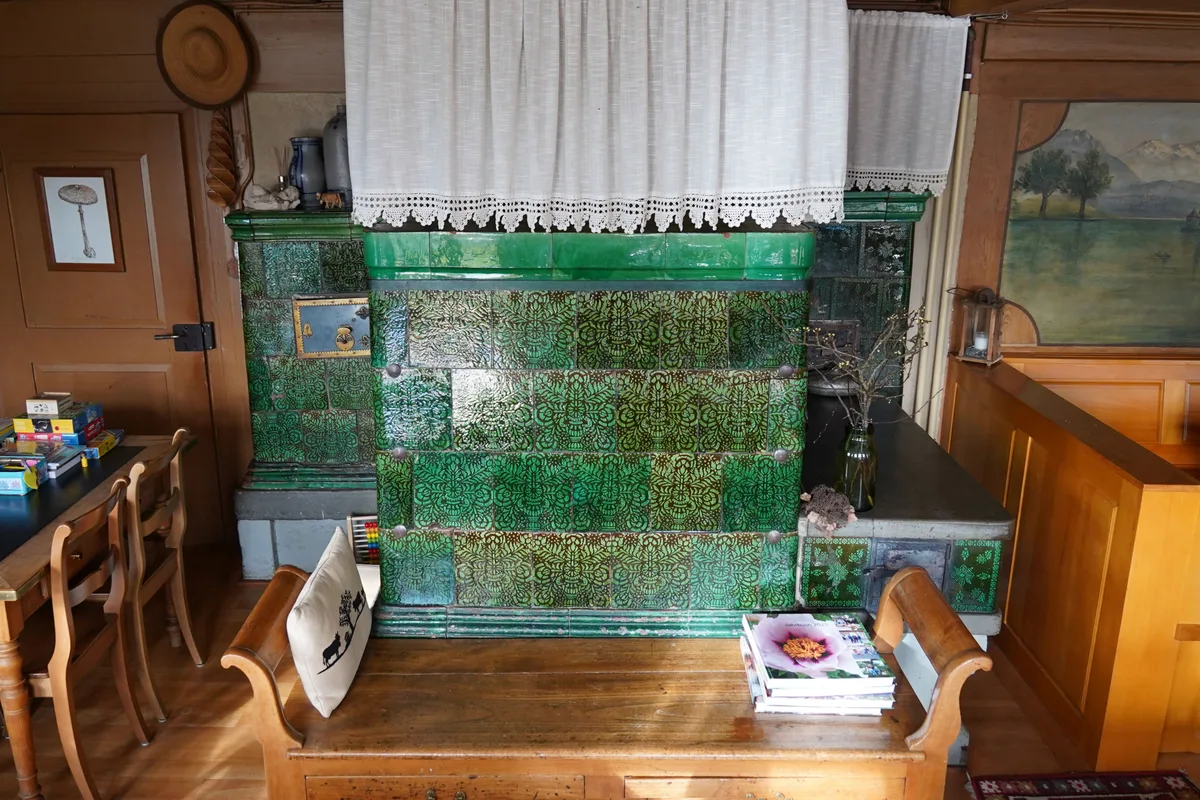 Das Haus wurde Ende des 19. Jahrhunderts gebaut. Kachelofen