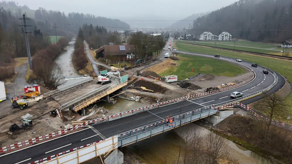 Während der Verkehr über die Hilfsbrücke rollt, wird die alte Tössbrücke abgerissen. Während der Verkehr über die Hilfsbrücke rollt, wird die alte Tössbrücke abgerissen.