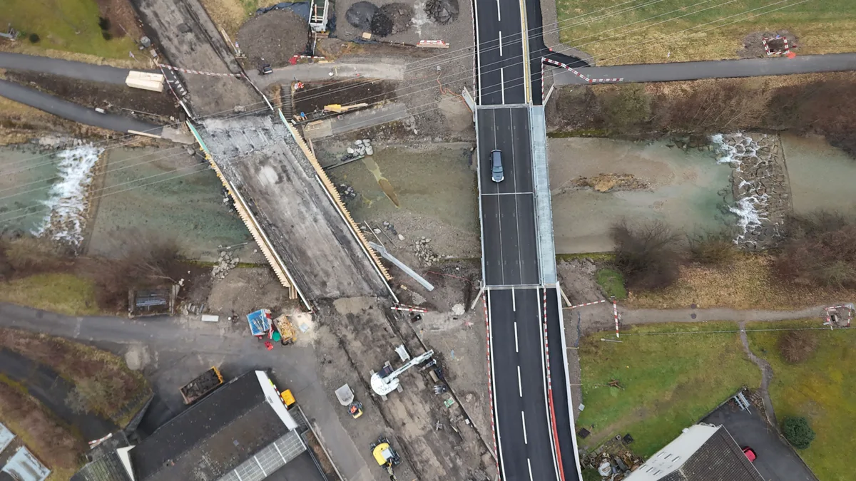 Man sieht die alte Tössbrücke und die neue Hilfsbrücke in Wila aus der Luft.