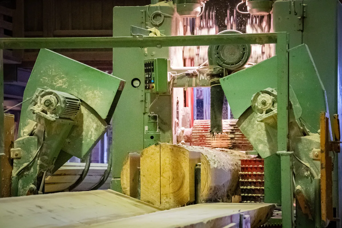 Viele Arbeiten übernehmen Maschinen, doch die Arbeit erfordert trotzdem viel Personal. Die Sägerei-Bachmann in wila Ein Traditionsunternehmen auf einem schwierigen Markt. So läuft der Betrieb.