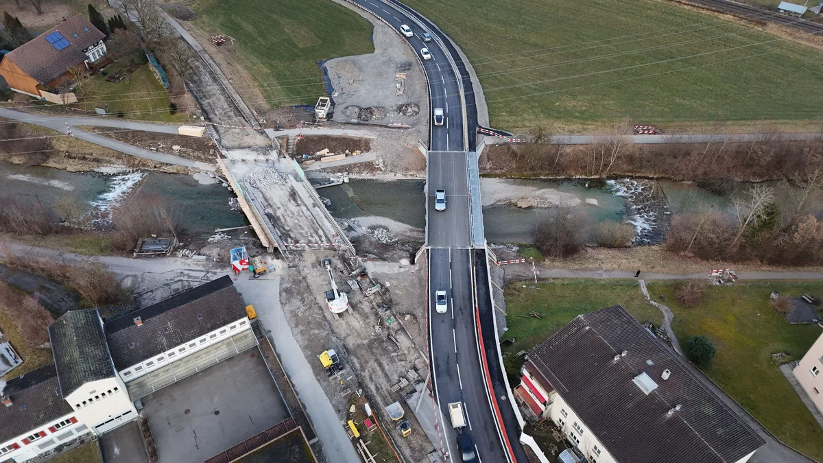 Die Abrissarbeiten der alten Toessbruecke haben begonnen.
